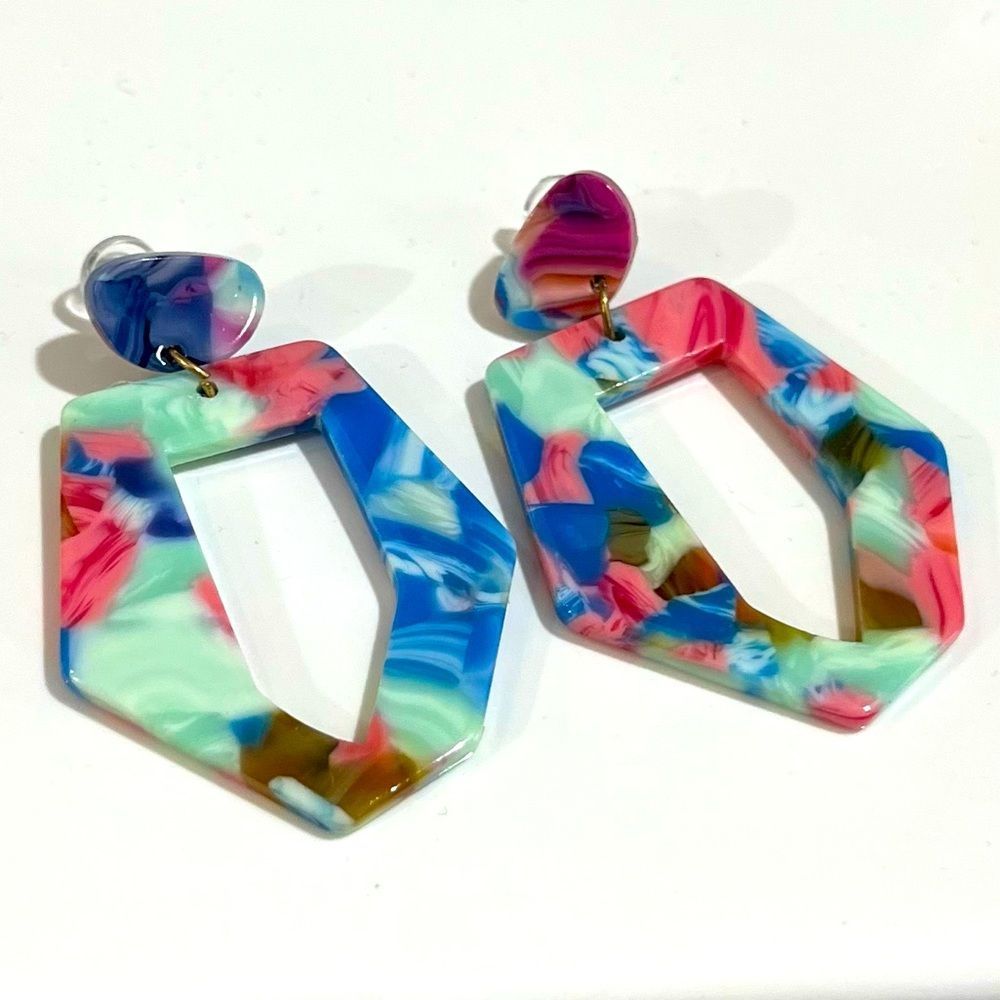 HEXAGON MULTICOLOR DANGLING EARINGS